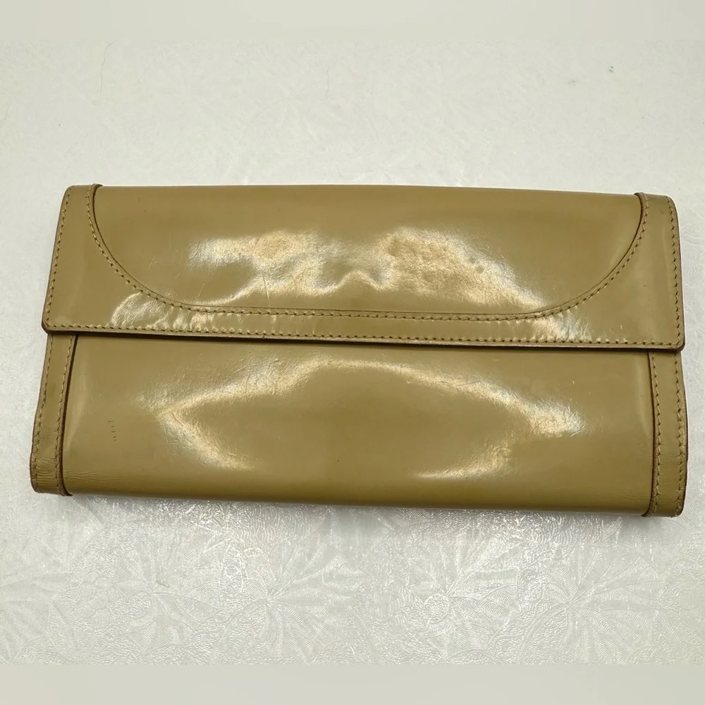 Gucci Beige‎ Leather Unisex Wallet with Gold Enamel Lock